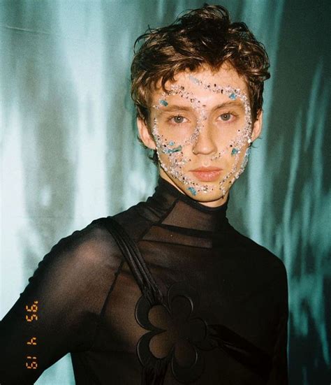 Troye Sivan Takes The Lead In This Week S Beauty Round Up Troye Sivan