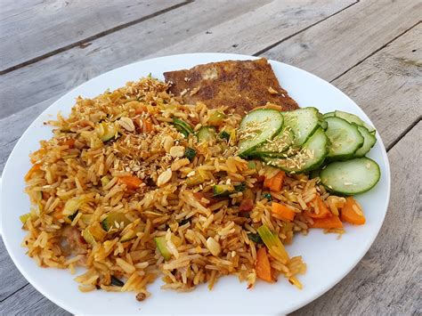Nasi goreng refers to fried rice in both the indonesian and malay languages. Mijn lekkerste recept voor nasi goreng met buikspek