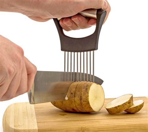 Pronged Onion Holder Helps Slice Onions Quickly And Easily