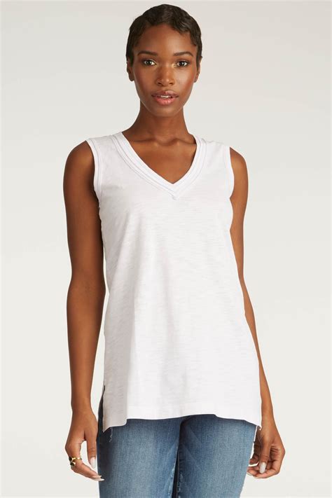 Kerah jenis jewel neck ini cocok untuk menyamarkan lehermu yang kecil. Womens V-Neck Tank Top | Indigenous