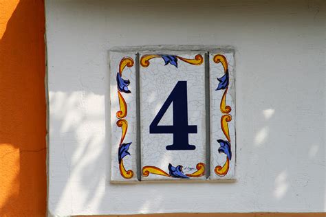 Rumah ini memiliki bentuk yang unik karena pusat ruangnya ada di lantai 2 dan posisinya seperti menggantung. Gambar : putih, rumah, jumlah, dekorasi, warna, biru ...