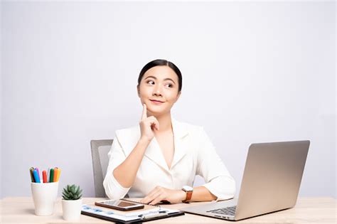 Photo Libre De Droit De Le Portrait Dune Femme A La Pensée Positive Sasseyant Au Bureau