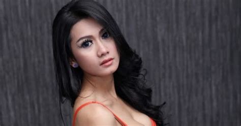 Nuri Model Cover Majalah Sisila ~ Foto Artis Cewek Cantik Perawan Hot