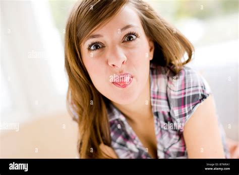 Teenager Mädchen Zunge Heraus Stockfotografie Alamy