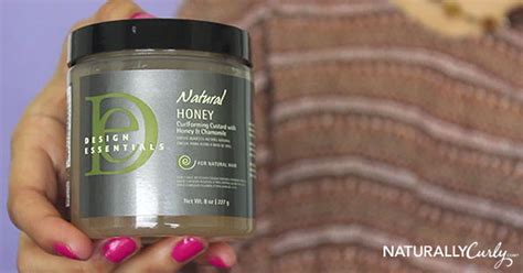 Design essentials natural hair care system is een lijn van verzorgende producten die natuurlijke cremes en oliën bevatten om krullend haar te verzorgen. Design Essentials Natural Honey Curlforming Custard Review