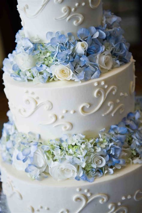 Tips For Decorating Your Wedding Cake With Blue Flowers
