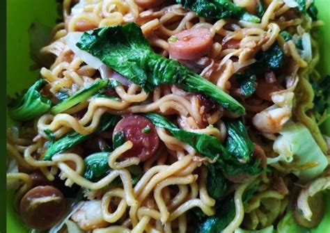 Chef lisa memberi contoh cara mencincang bawang putih utk pancake mie burung dara, telur dimasukkan nunggu mie dingin dulu berarti ya mak, terus telurnya. Resep Mie Goreng (Burung Dara) oleh Dapur Ticco Cemal ...