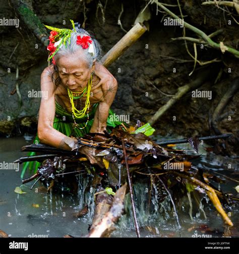 mentawai people west sumatra siberut island indonesia 16 november 2010 women mentawai