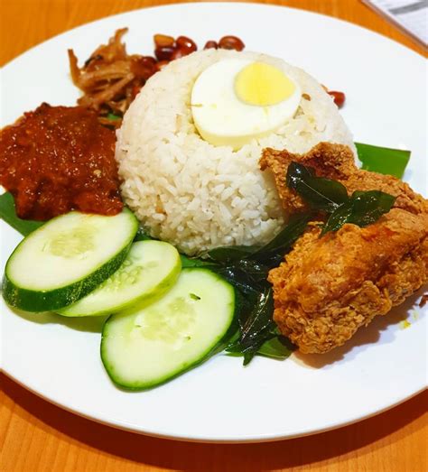 Sama seperti nasi uduk, nasi jika indonesia punya nasi uduk, malaysia punya hidangan bernama nasi lemak. Travel Foodie: Malaysia - Nasi Lemak... en 2020