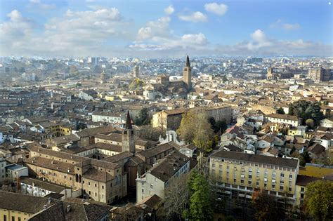 Piacenza è situata nella pianura padana ad un'altitudine di 61 metri s.l.m. "Piacenza? E' in Lombardia". Uno studente italiano su tre ...