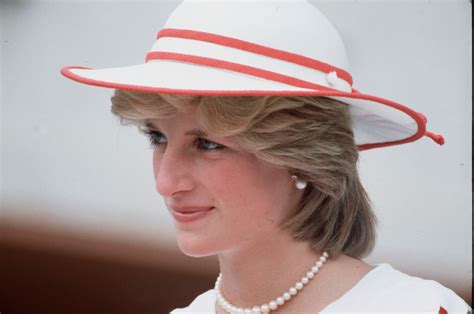 Princess diana's engagement ring is a 12 carat oval sapphire surrounded by 14 round diamonds set in 18 karat white gold, says greg kwiat, ceo and owner of kwiat diamonds and fred leighton. Princess Diana To Be Memorialized With a Statue at ...
