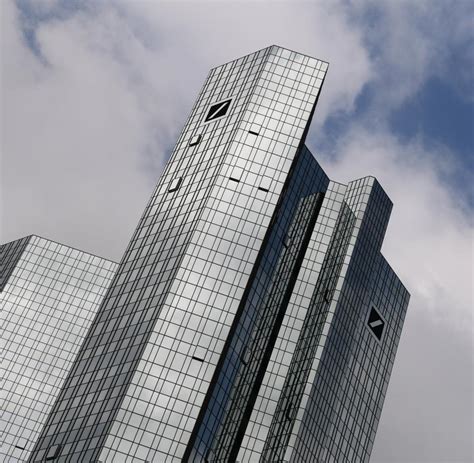 Bankkonto bank — die bank, en (grundstufe) unternehmen, das kredite gibt und bei dem man geld auf einem konto aufbewahren kann synonym: Beihilfe zur Geldwäsche? Durchsuchung bei der Deutschen ...