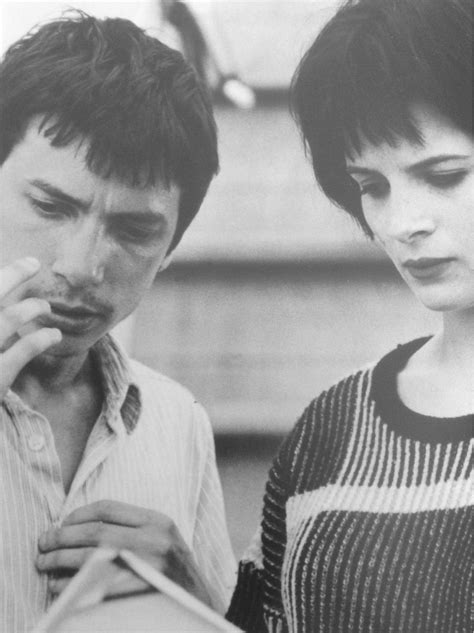 It's a typically idiosyncratic carax tale, with a singing adam. Leos Carax and Juliette | Жюльет бинош