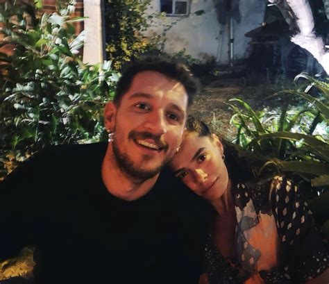 Anne ve baba tarafından aslen diyarbakır'lıdır, kendisinden büyük bir abisi vardır. Uraz Kaygılaroğlu Kankası Özge Özpirinçci'yle Tuhaf İşler ...