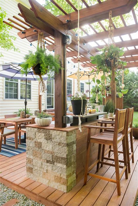 We give you tips and ideas on outdoor kitchen design, construction techniques and step by step moreover, during the hot summers days it is almost a torture to cook food inside your home. AMAZING OUTDOOR KITCHEN YOU WANT TO SEE