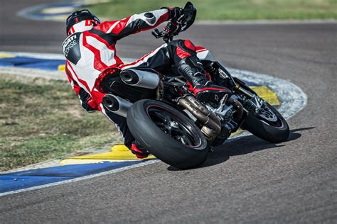 Updates include revised ergonomics and chassis, an updated powerplant, extensive electronics and of 2019 ducati hypermotard 950 sp. Ducati Hypermotard 950 SP 2019 - Bilder / Fotos ...