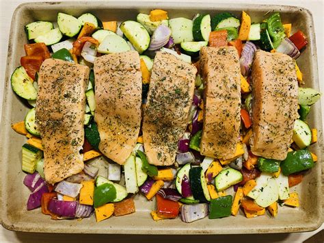 Lachs auf Gemüse