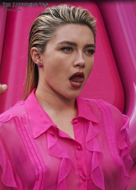 Florence Pugh Exposed Her Naked Tits At Valentino Show 10 Photos