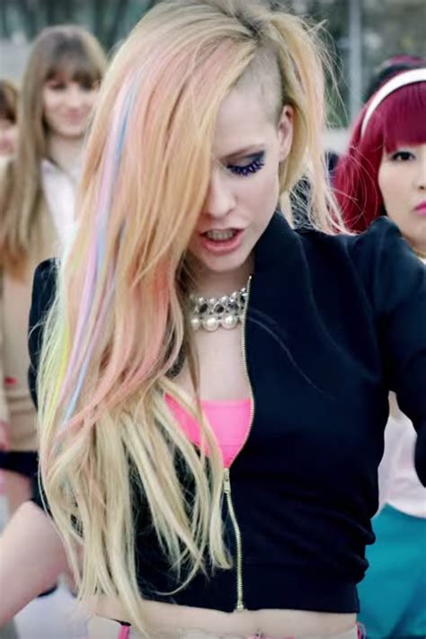 Avril Lavignes Hairstyles And Hair Colors Steal Her Style