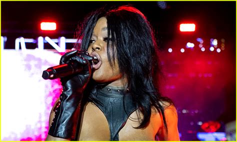 Azealia Banks Throws Microphone At Audience And Storms Off Stage During