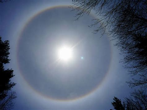 Emisi besar dari matahari diketahui dapat merusak satelit, membahayakan astronaut dan mengganggu komunikasi. Semesta: Fenomena Halo "Halo Matahari dan Halo Bulan"