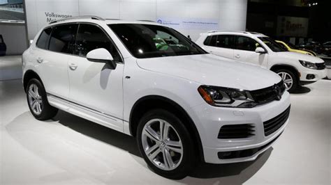 Vw Porsche Recalling 800000 Suvs Over Possible Pedal Issue