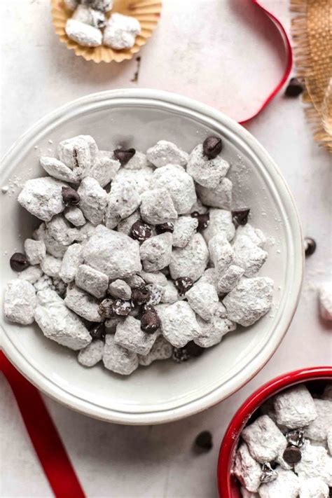 Replicating the traditional flavors of a s' more but none of the fuss with a flame. Salted Caramel Puppy Chow Snack Mix - The Cookie Rookie - {VIDEO}