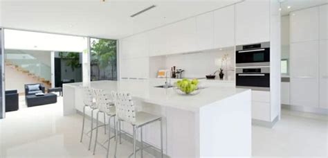 Los aglomerados se utilizan con laminados. Ideas para las cocinas modernas blancas