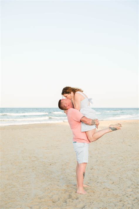Who Doesnt Love A Beach Photo Session Engagement Session On The Beach Arli Quinn