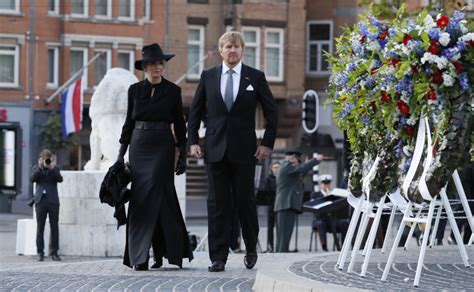Geen inloopochtend maar wel contact met lotgenoten 28 april 2020. Koningin Máxima draagt prachtige zwarte lange rok tijdens ...