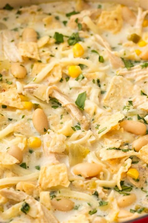 Made with green chile, chicken, corn and blended chickpeas to make it thick and creamy. This is our favorité white chicken chili récipé. Thé gréén chilis and jalapéño add just thé ri ...