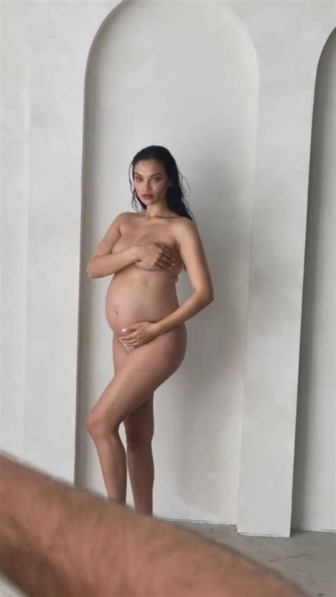 Shanina Shaik Pregnant Nudes With Huge Baby Bump 9 Photos Video