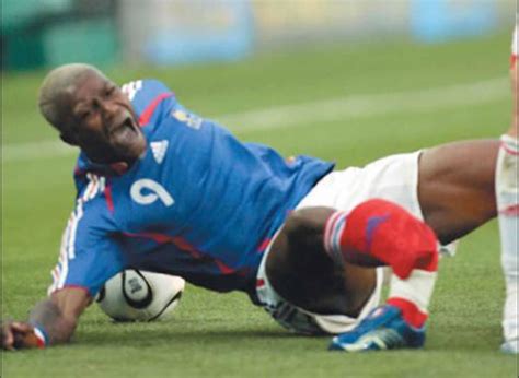 Djibril Cisse Breaks Leg Soccer Player Reacts To His Leg S Flickr
