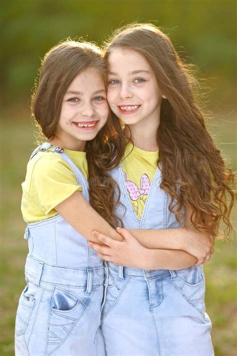 Portrait De Deux Jumelles De Filles Image Stock Image Du Heureux