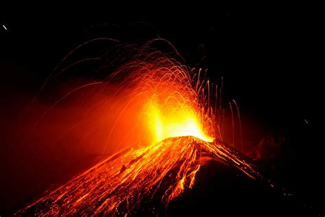 Spectacular Eruptions From Mount Etna Light Up Night Sky Daily Sabah