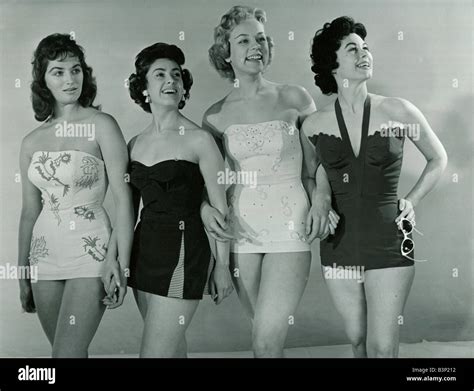 Mode Der 1950er Jahre Vier Modelle Tragen Bademode Badeanzüge In Ein Korsett Stil Ausgestattet