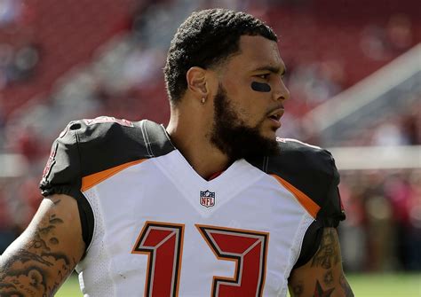 Bucs Mike Evans Kneels During Anthem To Protest Donald Trumps
