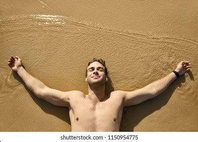 Naked Man On Nudist Beach Spreads Foto De Stock Shutterstock