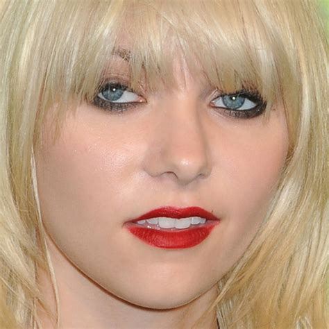 Taylor Momsen Makeup Black Eyeshadow Brown Eyeshadow And Red Lipstick