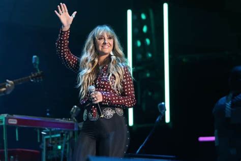 Lainey Wilson Proves Theres Things A Man Oughta Know On Cma Summer
