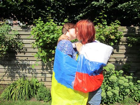 team llama nomenal people kissing russia ukraine ukrainian flag
