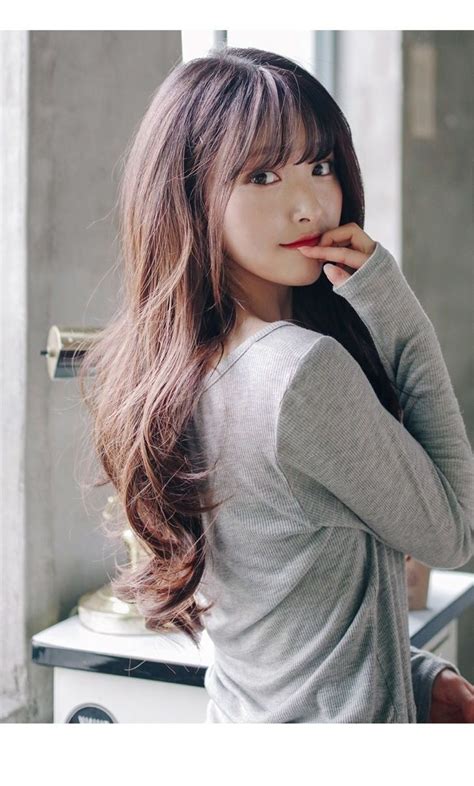 Curling or adding waves to your long bags, giving your hair more volume and framing your face korean side bangs are versatile bangs that you could style in any way you want. lange Haarmodelle - 21+ Korean Girl Long Hair wellige ...