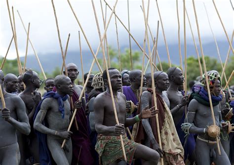donga stick fighting surma tribe ethiopia saro suri