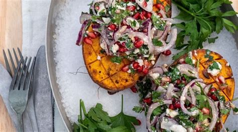 Patate douce rôtie salade dherbes féta et grenade