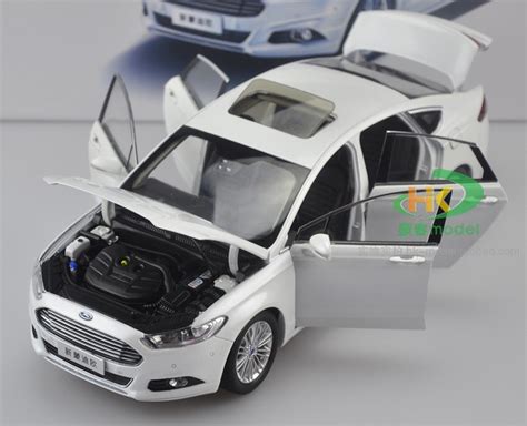 118 Dealer Edition Ford Fusion Mondeo White Diecast Car Model