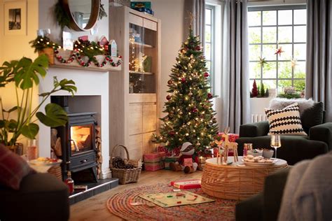 1 what are the most popular christmas colors after green and red? Christmas decorating ideas | Christmas trends | Argos