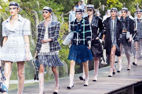 Fashion Forward and Uncomfortable | Vanity Fair