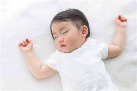 Posisi Tangan Bayi Ke Atas Saat Tidur Benarkah Dia Ingin ‘bebas