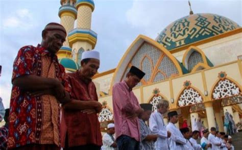 Sinopsis bila aidil ada fitri. Bila Ada Warga Gelar Salat Idul Fitri Berjamaah, DPR ...