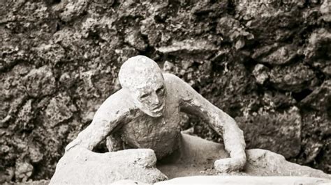 Was There A Kissing Couple Found In Pompeii Thelittlelist Your Daily Dose Of Knowledge